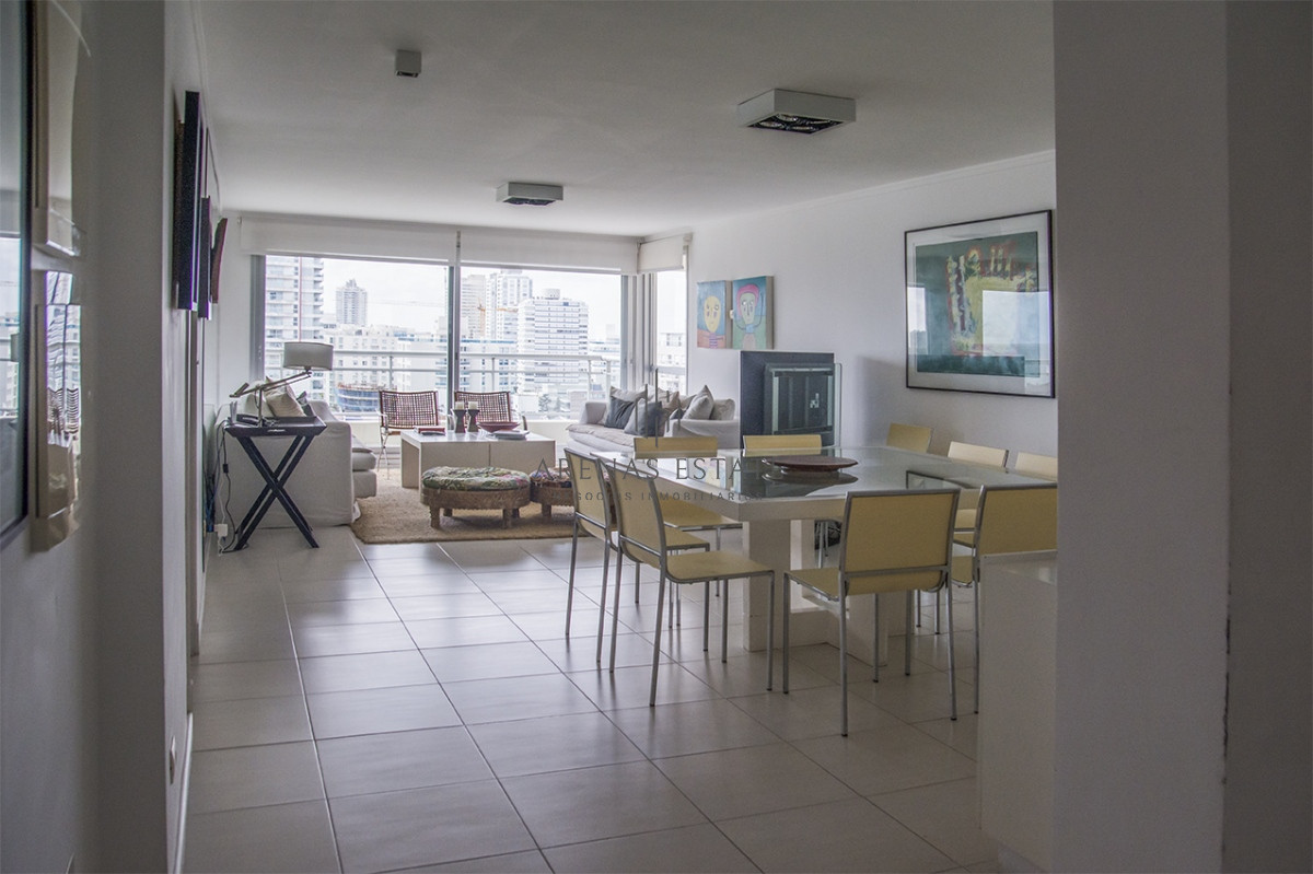 Apartamento ID.2653 - Vende apartamento de 3 dormitorios + dependencia , en brava , Punta del Este 