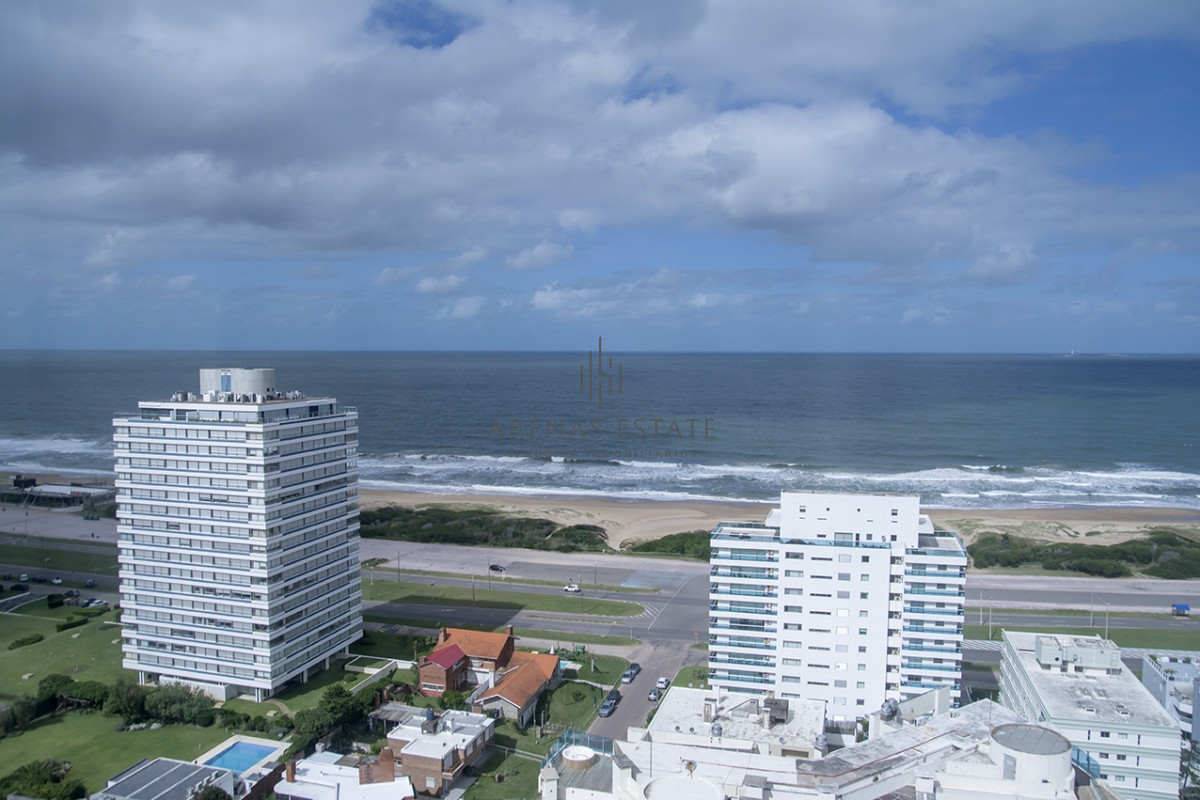 Apartamento ID.2612 - Vende apartamento de 3 dormitorios en Wind Tower, piso alto con vista al mar , Punta del Este 