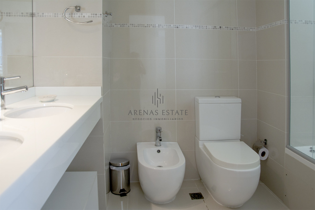 Apartamento ID.4370 - Apartamento de 3 Dormitorios en Playa Mansa en venta  - A Pasos del Mar