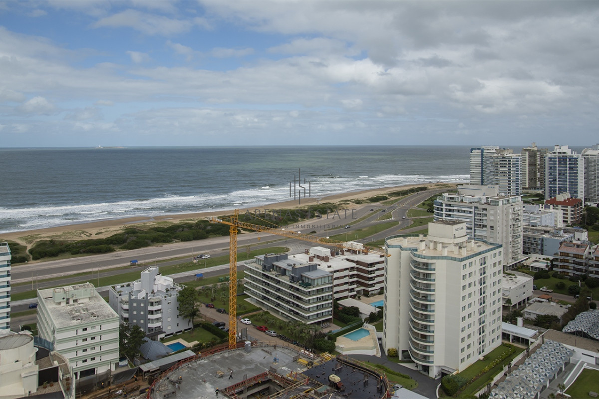 Apartamento ID.2612 - Vende apartamento de 3 dormitorios en Wind Tower, piso alto con vista al mar , Punta del Este 