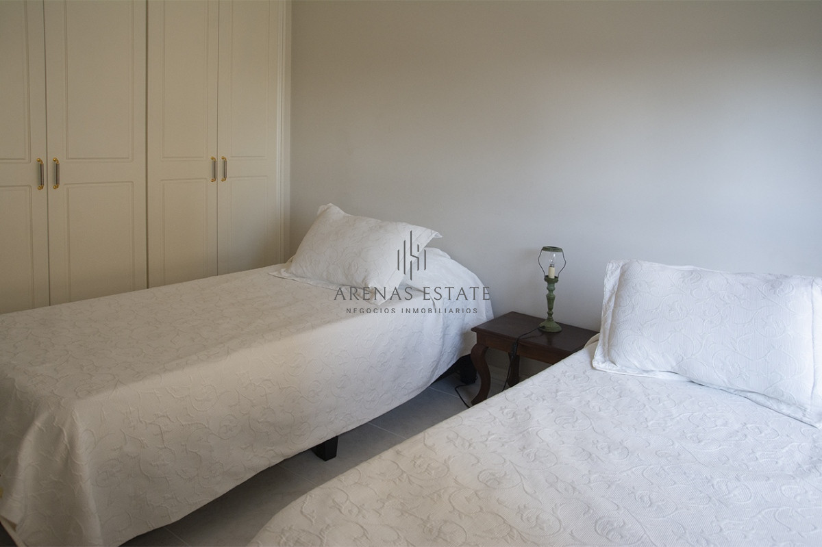 Apartamento ID.2051 - Departamento de 3 dormitorios en venta frente a Playa Mansa, Coral Tower