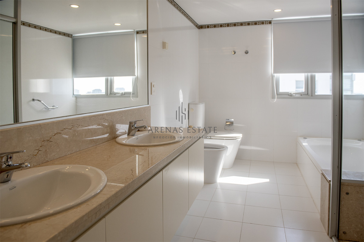 Apartamento ID.3470 - Departamento d 3 dormitoios + dependencia en venta en Playa Brava