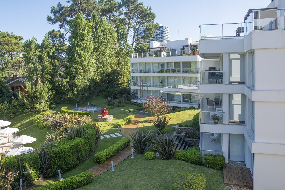 Apartamento ID.2542 - Espectacular departamento duplex a pasos del mar . 3 dormitorios en venta