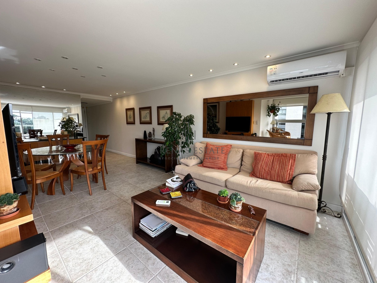 Apartamento ID.2706 - Apartamento de 2 dormitorios y medio en Playa Brava , Punta del este 