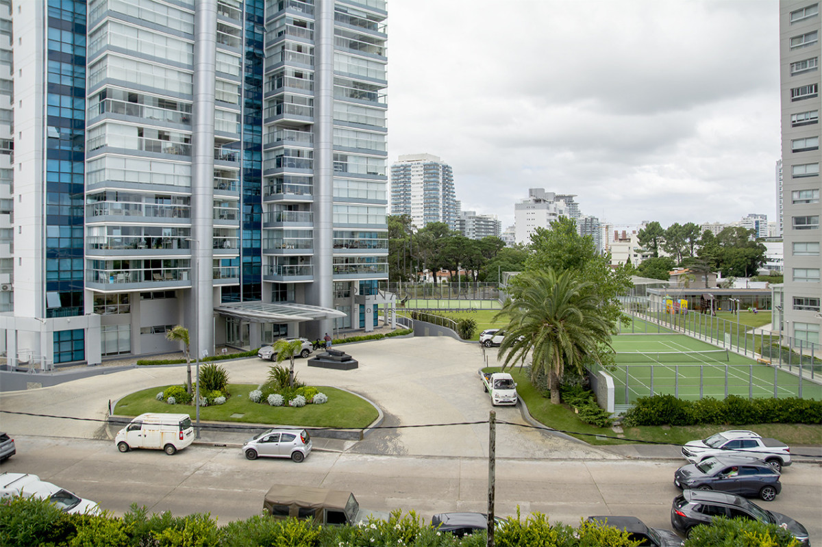 Apartamento ID.4370 - Apartamento de 3 Dormitorios en Playa Mansa en venta  - A Pasos del Mar