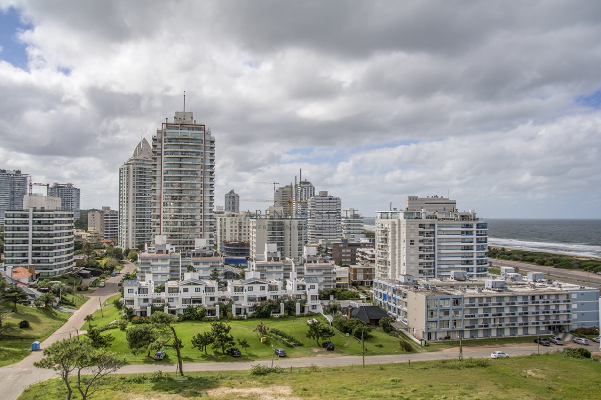 Apartamento ID.2653 - Vende apartamento de 3 dormitorios + dependencia , en brava , Punta del Este 