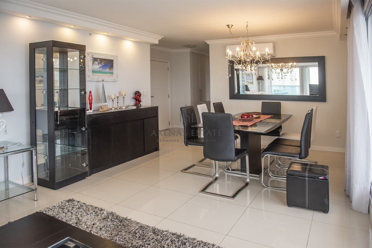 Apartamento ID.3530 - Apartamento en venta  3 dormitorios en Playa Mansa, Punta del Este.