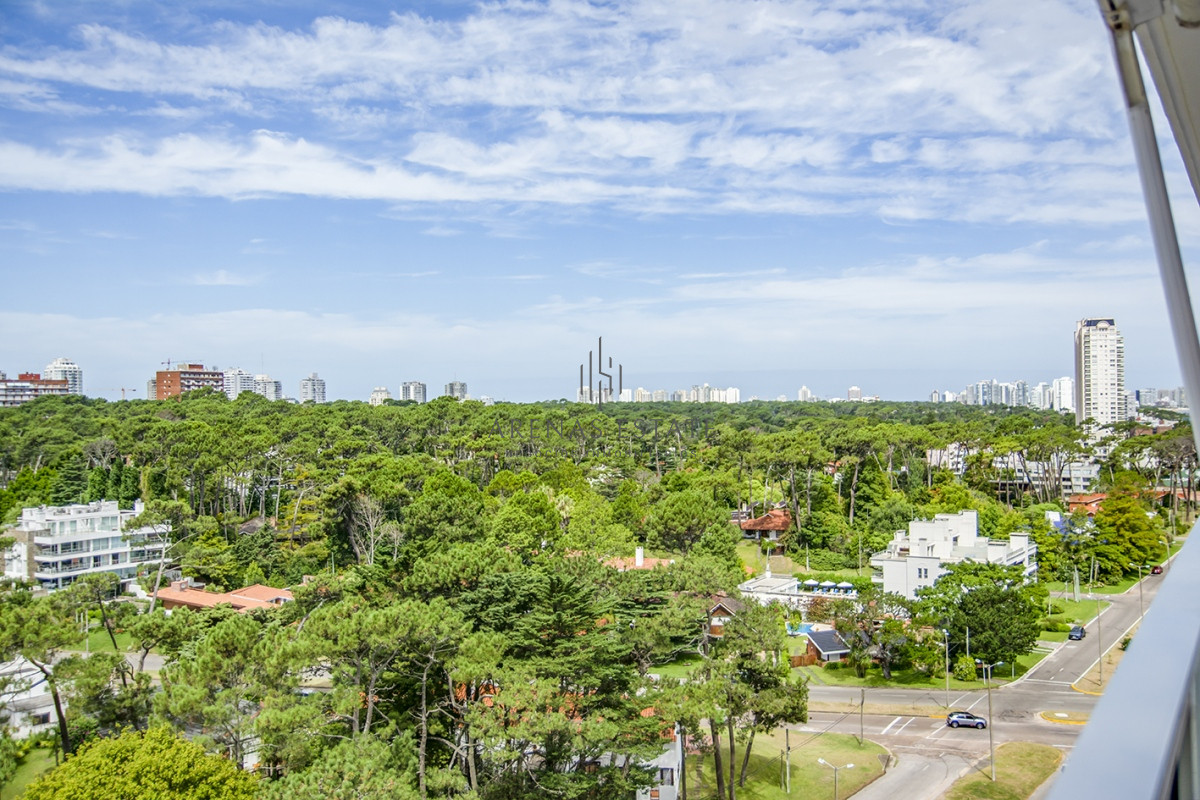 Apartamento ID.2272 - Vende apartamento de 4 dormitorios con 2 cocheras en Lincon Center, Playa Mansa, Punta del Este 