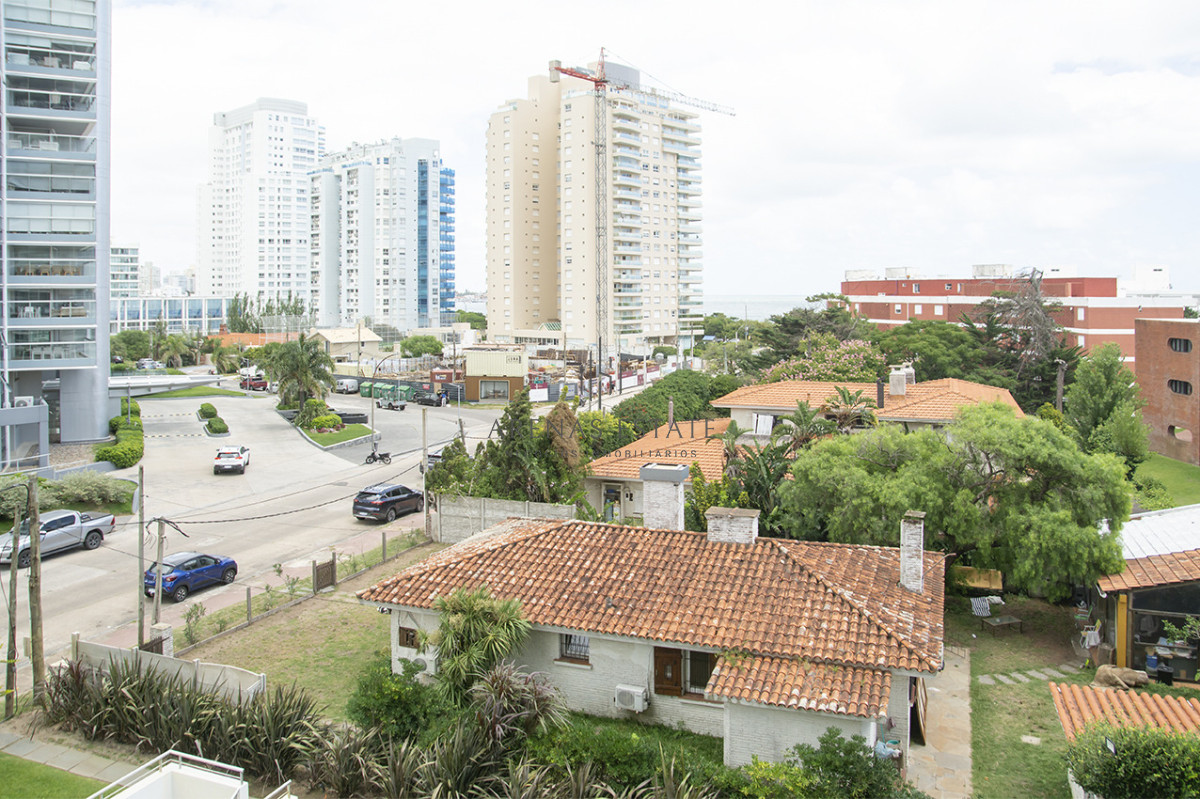 Apartamento ID.4370 - Apartamento de 3 Dormitorios en Playa Mansa en venta  - A Pasos del Mar