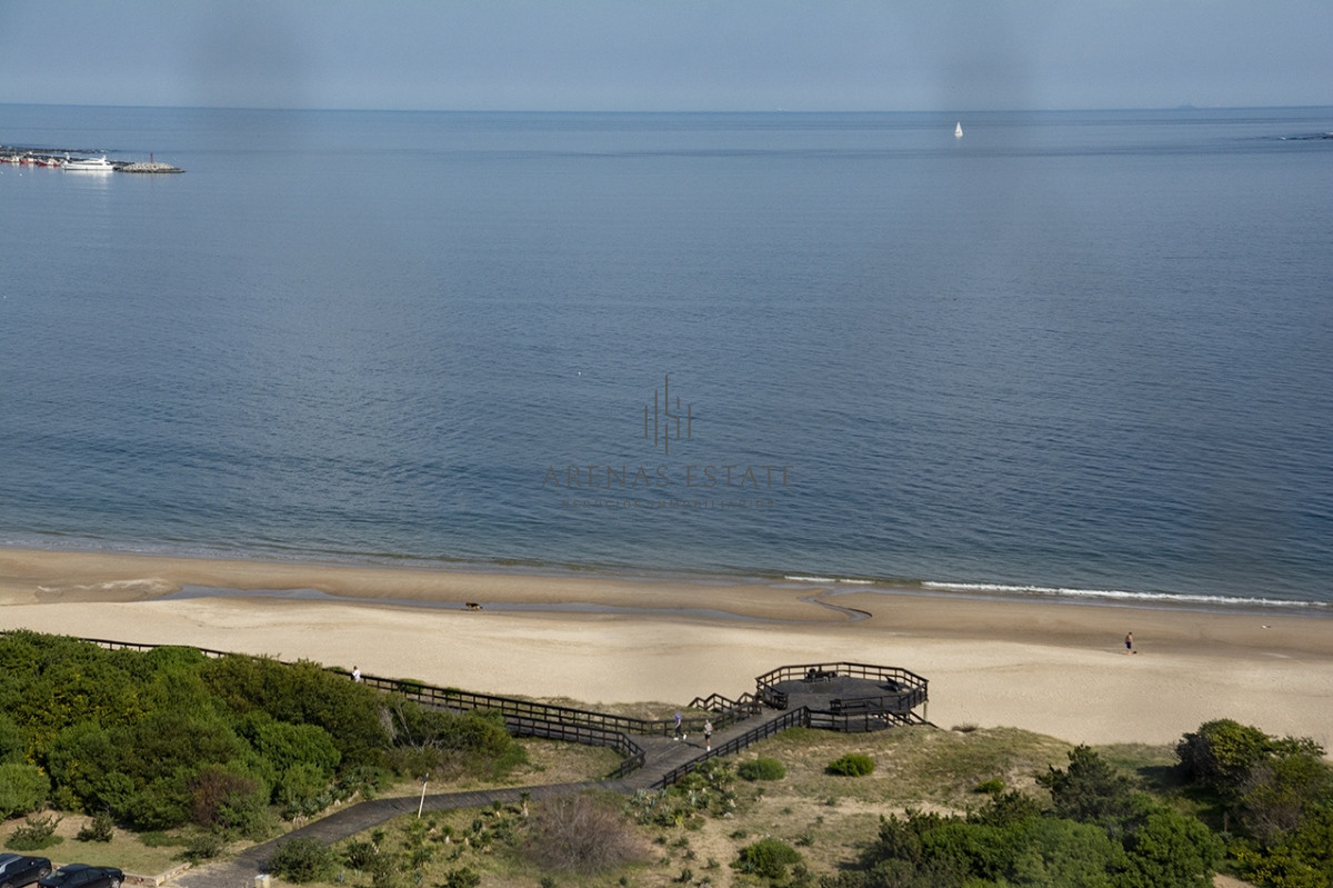 Apartamento ID.2051 - Departamento de 3 dormitorios en venta frente a Playa Mansa, Coral Tower