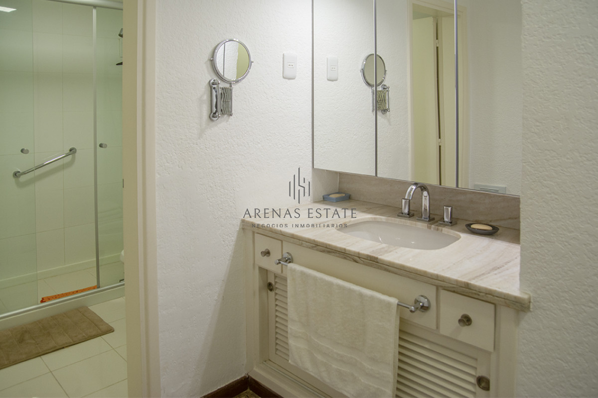 Apartamento ID.2057 - Hermoso Departamento de 3 dormitorios en venta frente al mar. 
