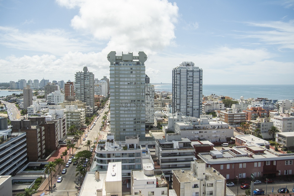 Apartamento ID.2211 - Hermoso departamento de 3 dormitorios a la venta, a pasos del mar
