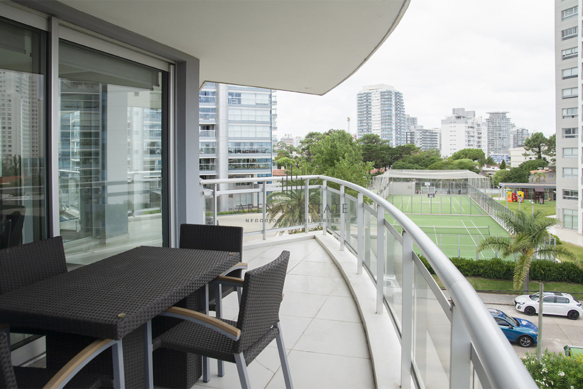 Apartamento ID.4370 - Apartamento de 3 Dormitorios en Playa Mansa en venta  - A Pasos del Mar