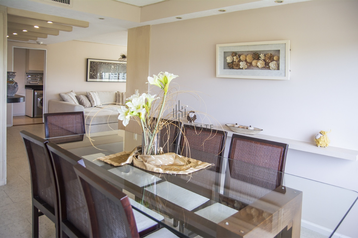 Apartamento ID.2272 - Vende apartamento de 4 dormitorios con 2 cocheras en Lincon Center, Playa Mansa, Punta del Este 
