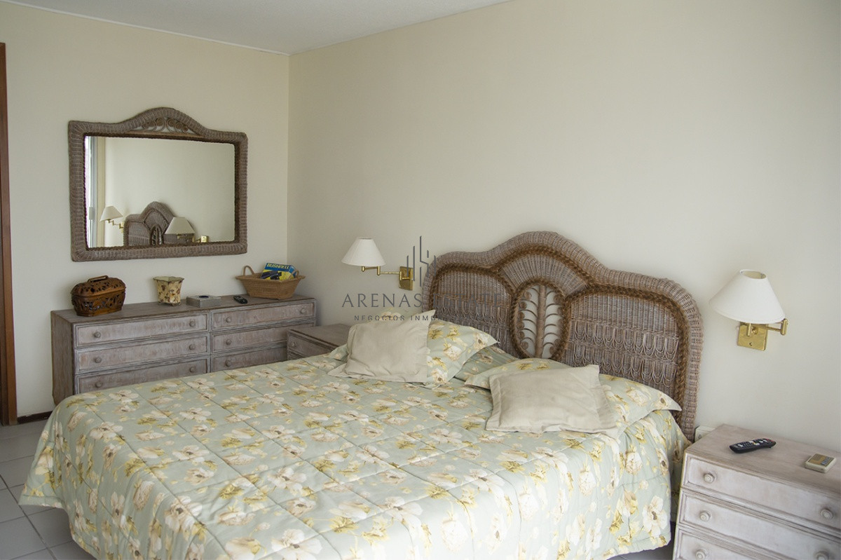 Apartamento ID.2984 - Departamentos en venta de 3 dormitorios Frente al Puerto , Punta del este 