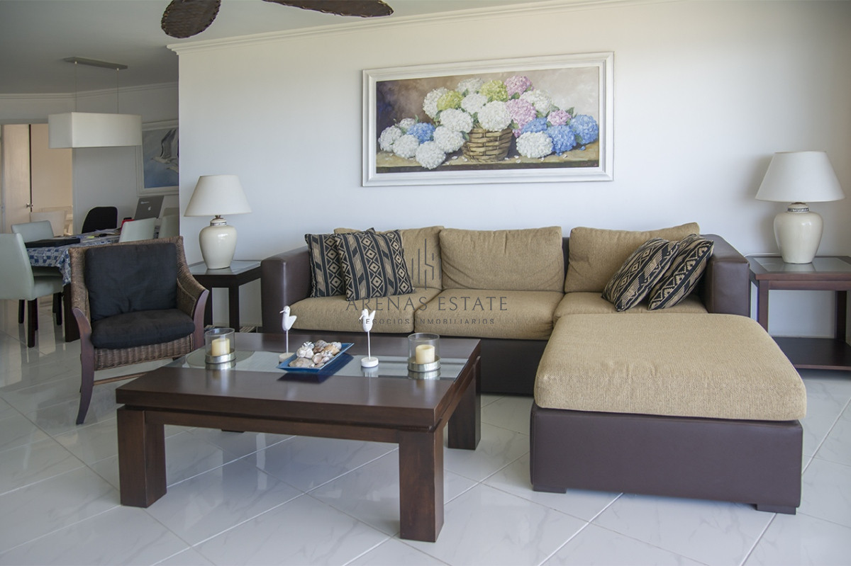 Apartamento ID.2044 - Apartamento en venta frente al mar, de 3 dormitorios en Punta del Este 