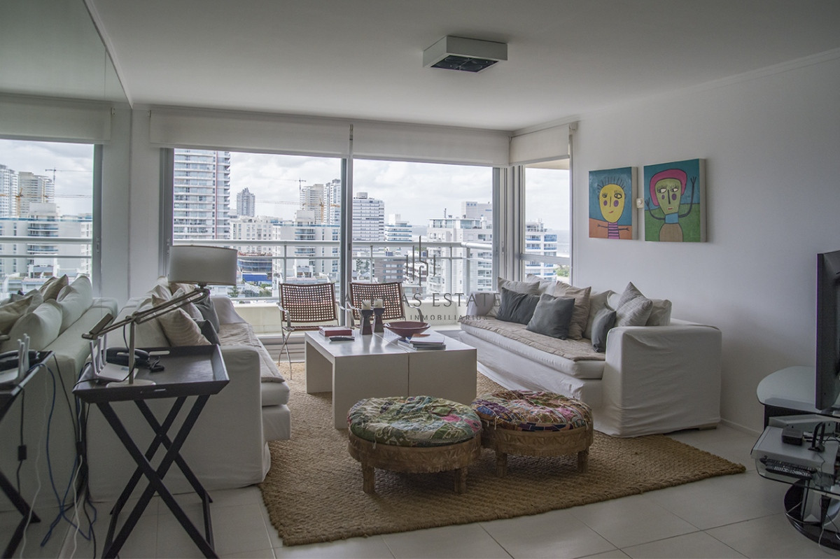Apartamento ID.2653 - Vende apartamento de 3 dormitorios + dependencia , en brava , Punta del Este 