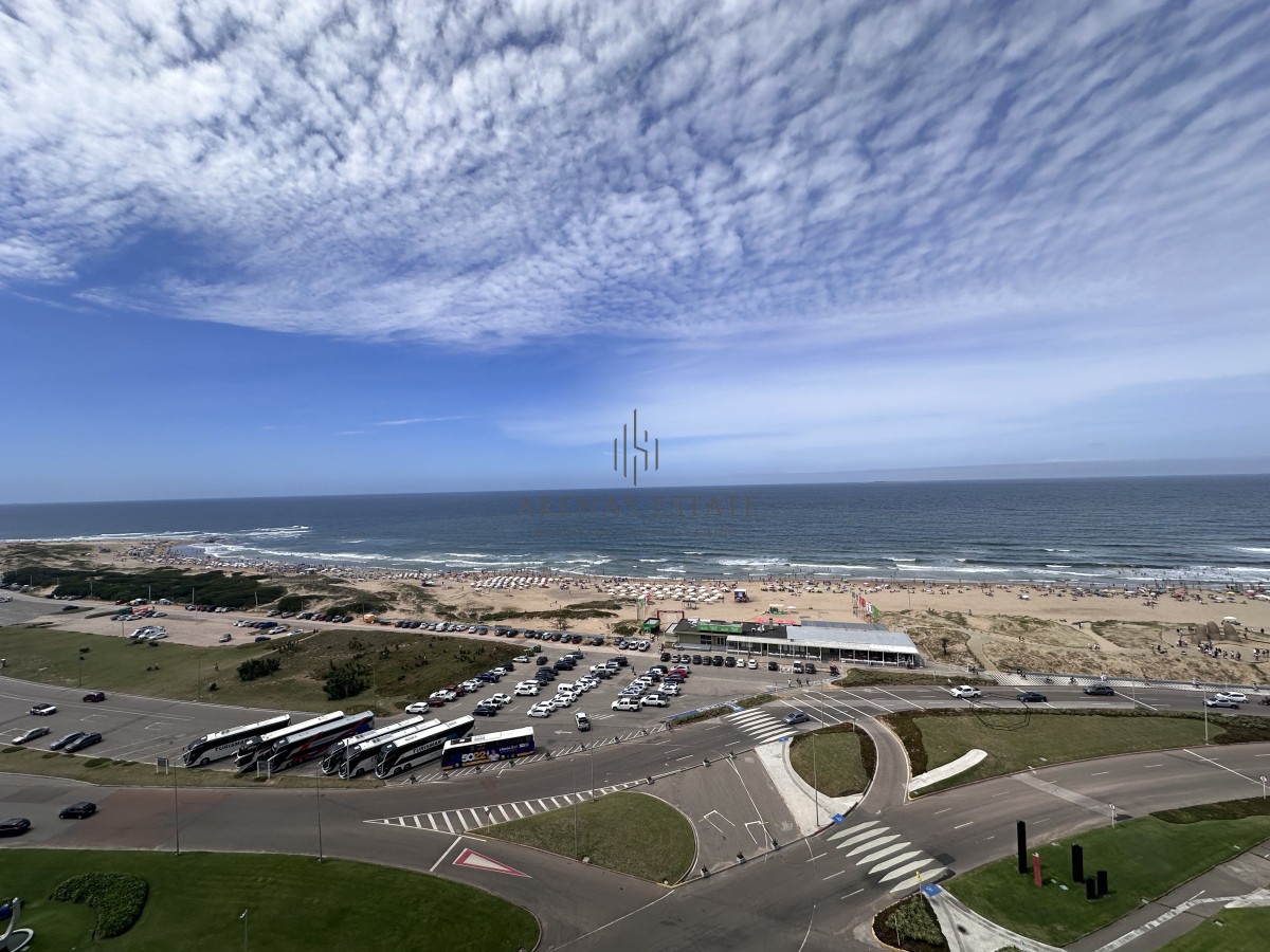 Apartamento ID.3540 - Vende apartamento esquinero de 3 dormitorios en Imperiale, Punta del Este
