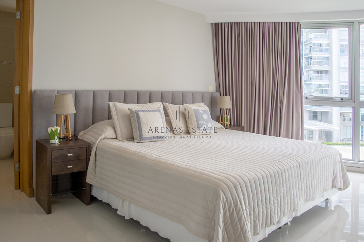 Apartamento ID.4370 - Apartamento de 3 Dormitorios en Playa Mansa en venta  - A Pasos del Mar