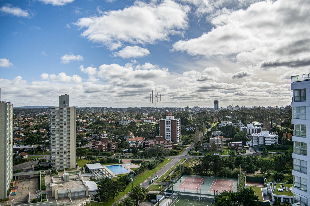 Apartamento ID.2056 - Se vende Hermoso Penthouse frente al mar de 3 dormitorios con barbacoa, Playa Mansa, Punta del Este