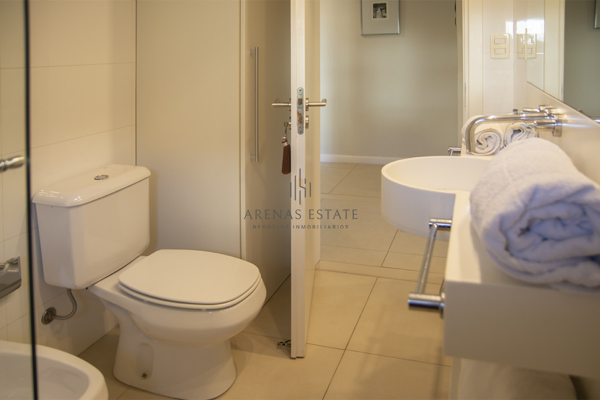 Apartamento ID.2526 - Departamento de 3 dormitorios con parrillero en venta, edificio nuevo en la Peninsula.