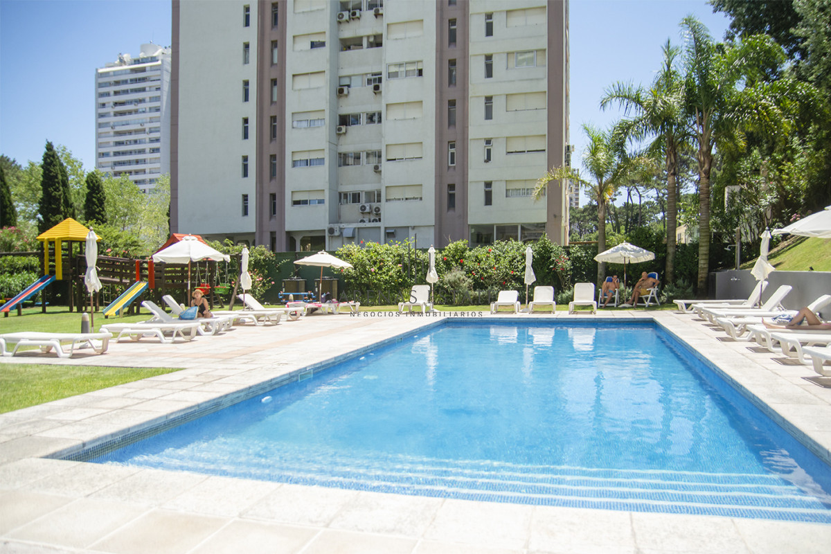 Apartamento ID.4177 - Vende apto de 2 dormitorios con vista al mar en Punta del este