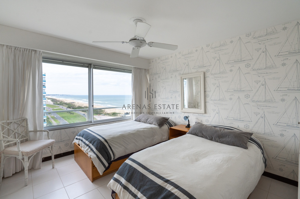 Apartamento ID.3798 - Apartamento en Venta de 3 dormitorios Frente al Mar en Playa Brava , Punta del este 