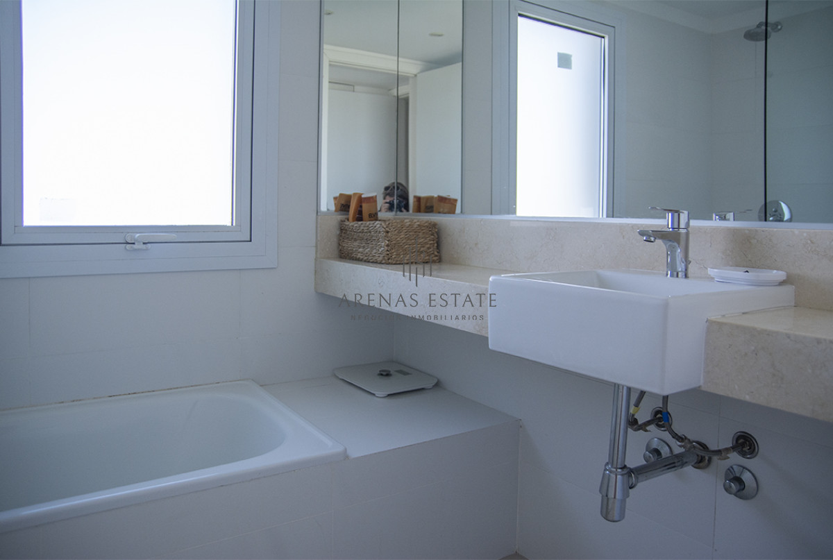 Apartamento ID.2058 - Se vende apartamento de 3 dormitorios en Edificio Horizonte, Playa Mansa, Punta del Este 