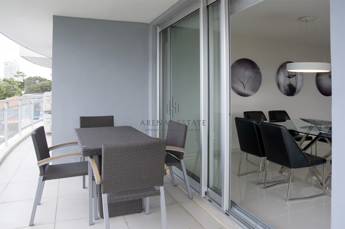 Apartamento ID.4370 - Apartamento de 3 Dormitorios en Playa Mansa en venta  - A Pasos del Mar