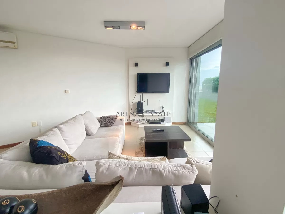 Apartamento ID.3806 - Vende impecable departamento, comodo e iluminado de 3 dormitorios en Peninsula..