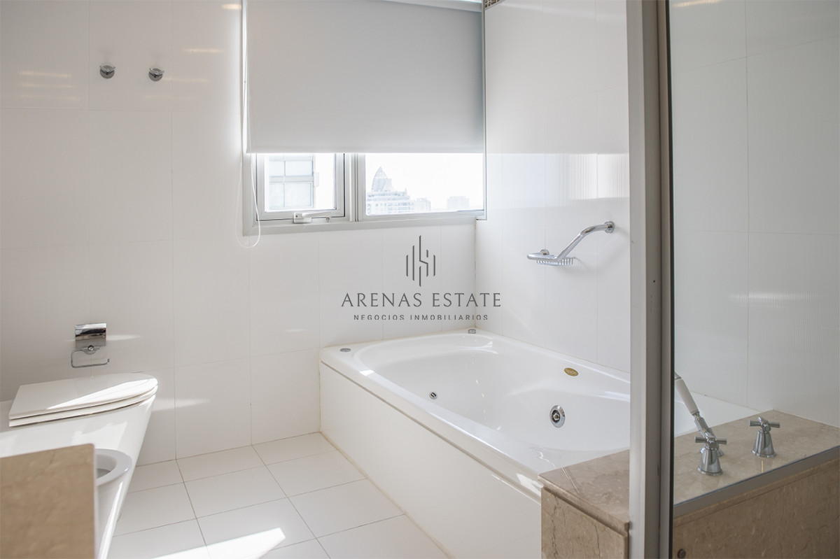 Apartamento ID.3470 - Departamento d 3 dormitoios + dependencia en venta en Playa Brava