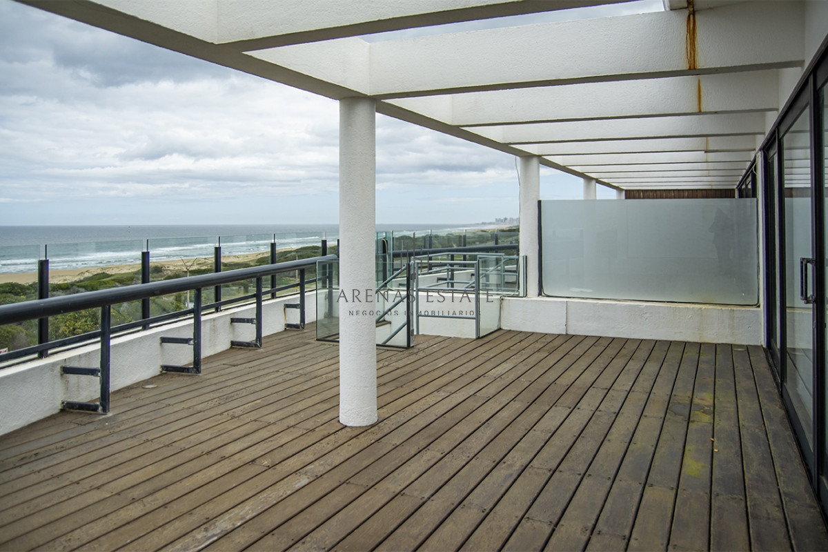 Apartamento ID.2050 - Penthouse en venta muy cómodo e iluminado. 4 dormitorios + dep. 
