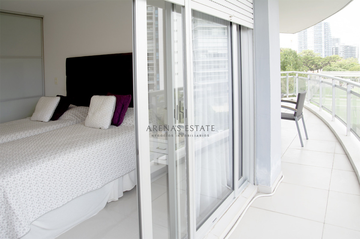 Apartamento ID.4370 - Apartamento de 3 Dormitorios en Playa Mansa en venta  - A Pasos del Mar