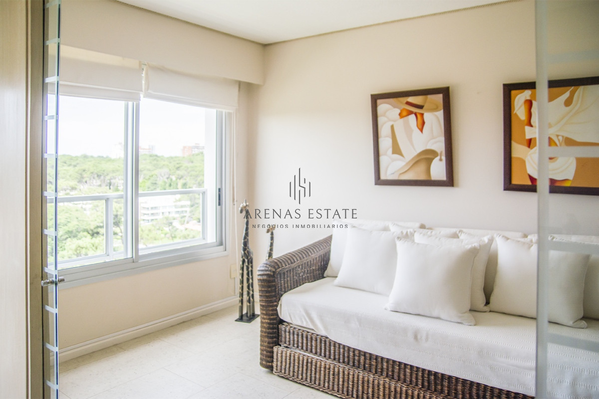 Apartamento ID.2272 - Vende apartamento de 4 dormitorios con 2 cocheras en Lincon Center, Playa Mansa, Punta del Este 