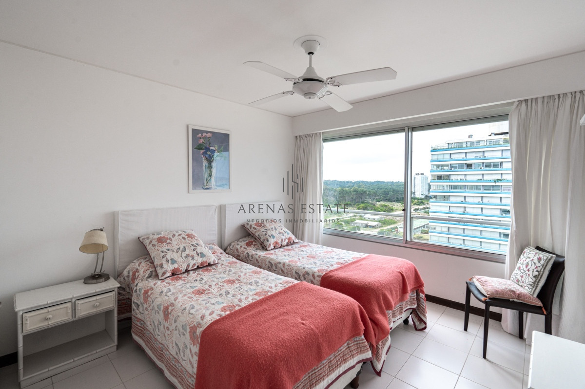 Apartamento ID.3798 - Apartamento en Venta de 3 dormitorios Frente al Mar en Playa Brava , Punta del este 