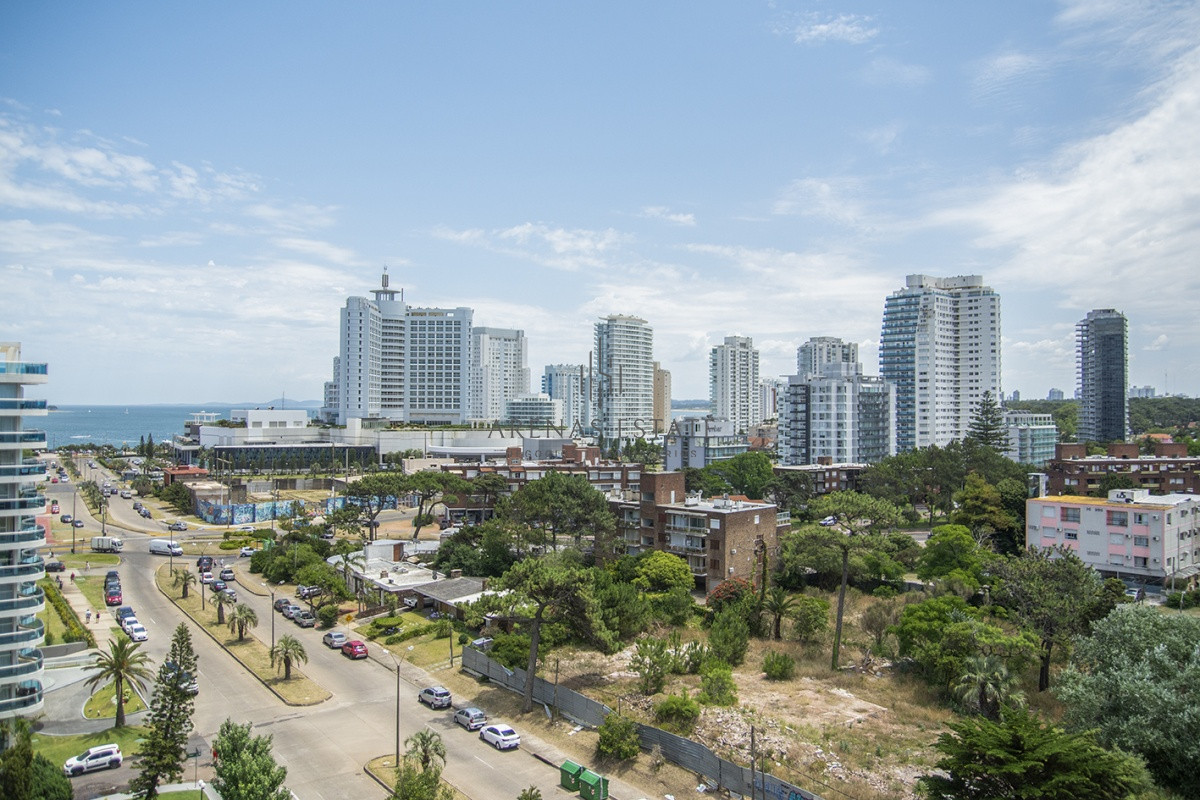 Apartamento ID.2210 - Vende apartamento de 2 dormitorios y medio en Chiverta, Reciclado completo. Punta del Este 