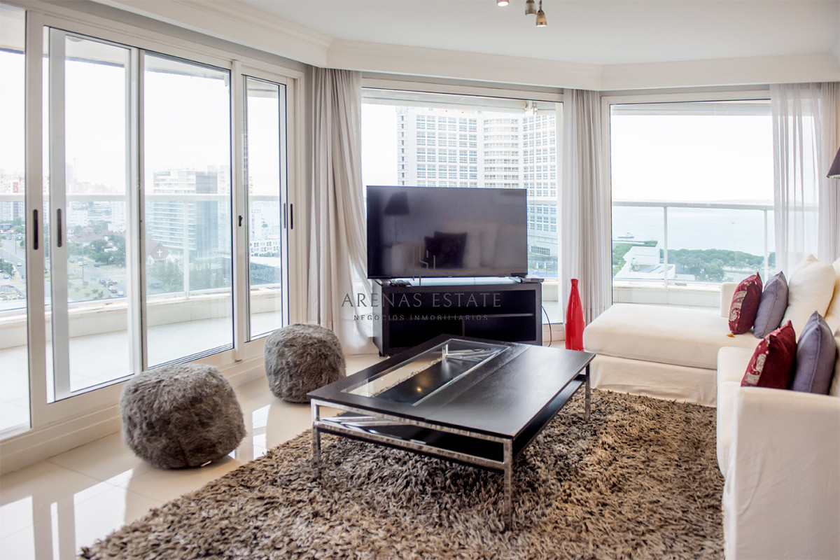 Apartamento ID.3530 - Apartamento en venta  3 dormitorios en Playa Mansa, Punta del Este.