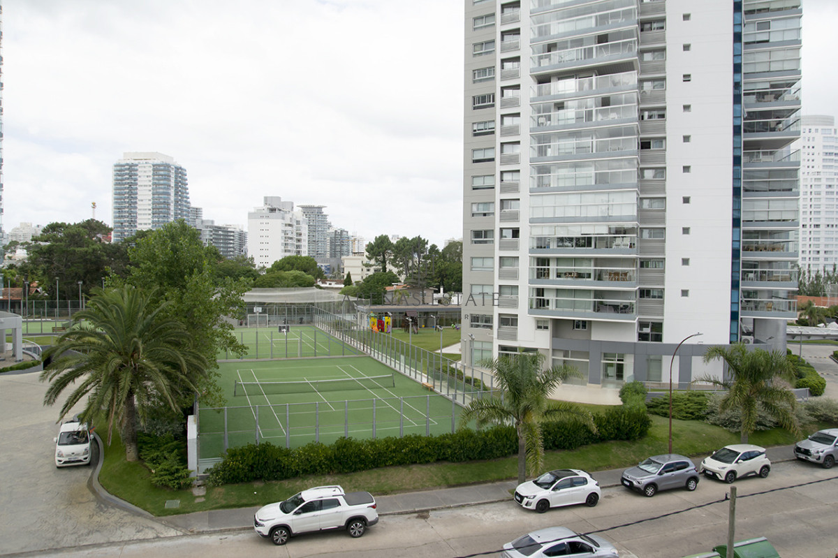 Apartamento ID.4370 - Apartamento de 3 Dormitorios en Playa Mansa en venta  - A Pasos del Mar