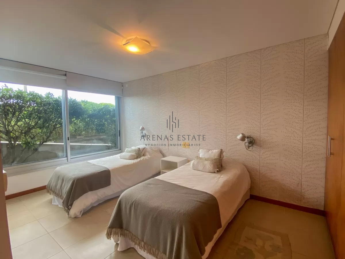 Apartamento ID.3806 - Vende impecable departamento, comodo e iluminado de 3 dormitorios en Peninsula..