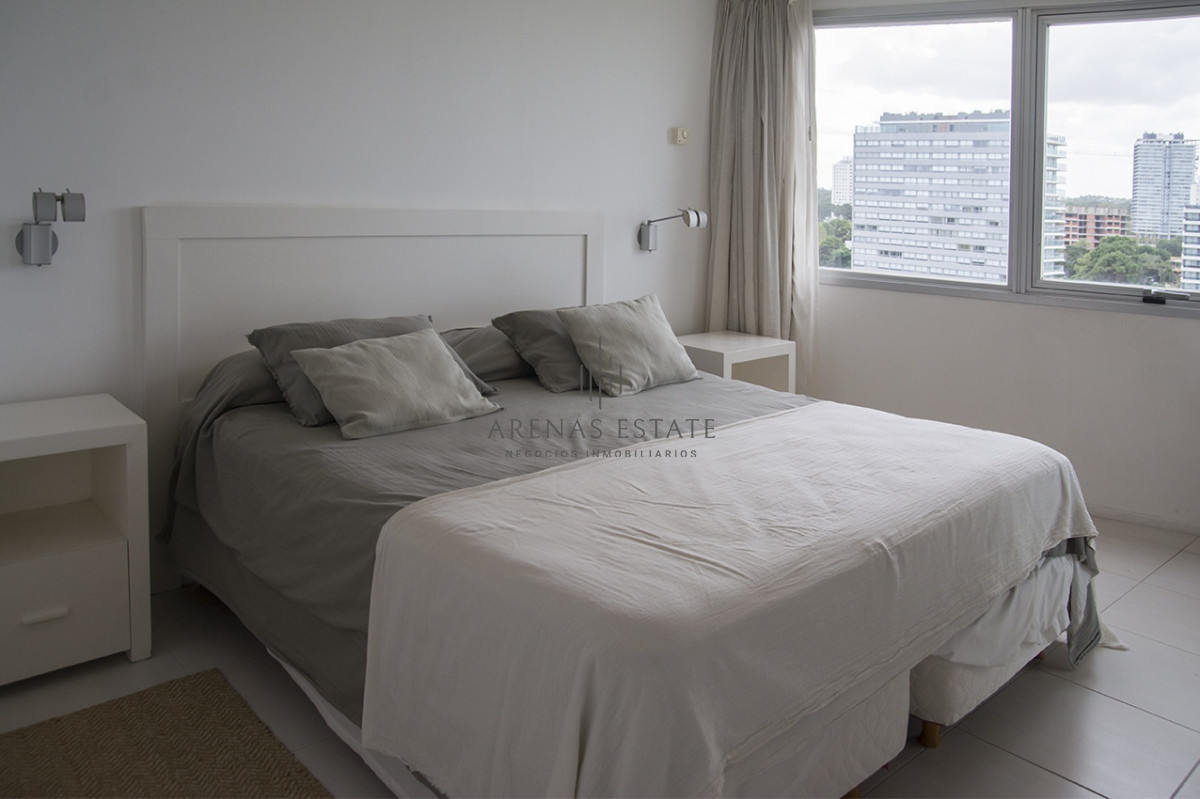 Apartamento ID.2653 - Vende apartamento de 3 dormitorios + dependencia , en brava , Punta del Este 