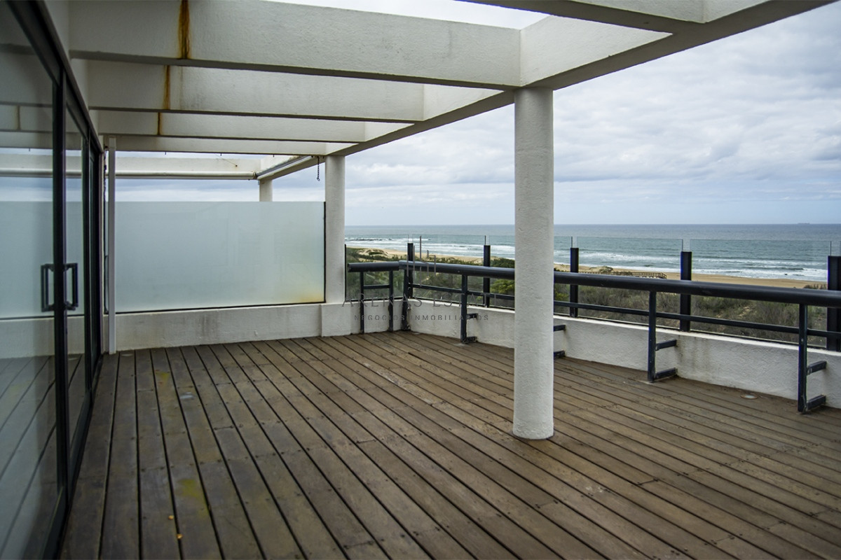 Apartamento ID.2050 - Penthouse en venta muy cómodo e iluminado. 4 dormitorios + dep. 