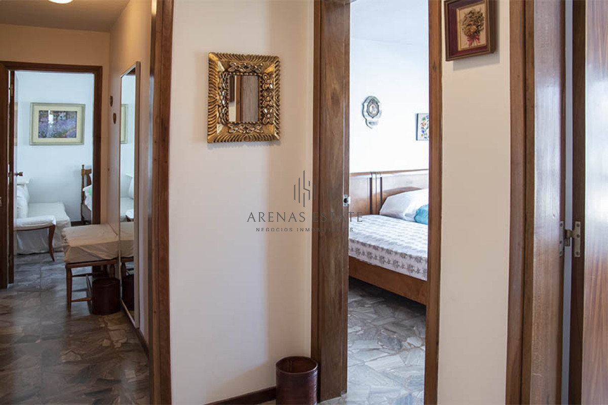 Apartamento ID.2066 - Departamento en primera línea de playa Mansa, con hermosa vista.