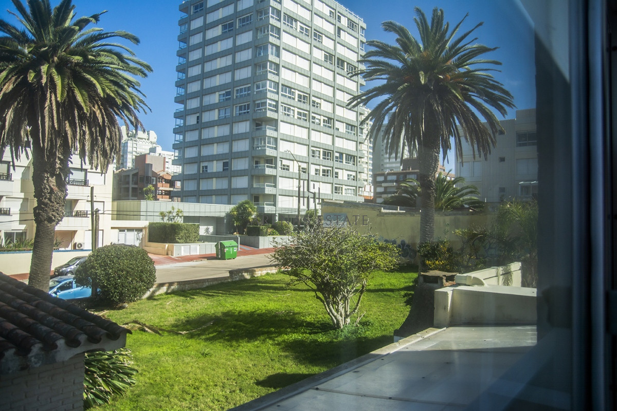 Apartamento ID.2526 - Departamento de 3 dormitorios con parrillero en venta, edificio nuevo en la Peninsula.