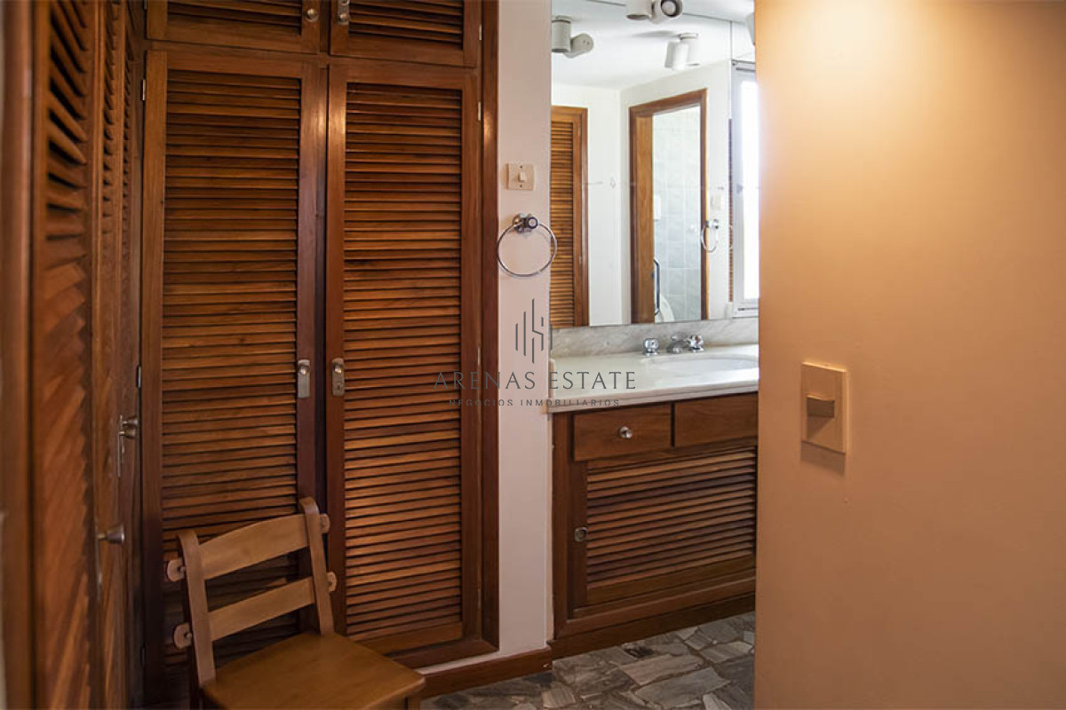 Apartamento ID.2066 - Departamento en primera línea de playa Mansa, con hermosa vista.