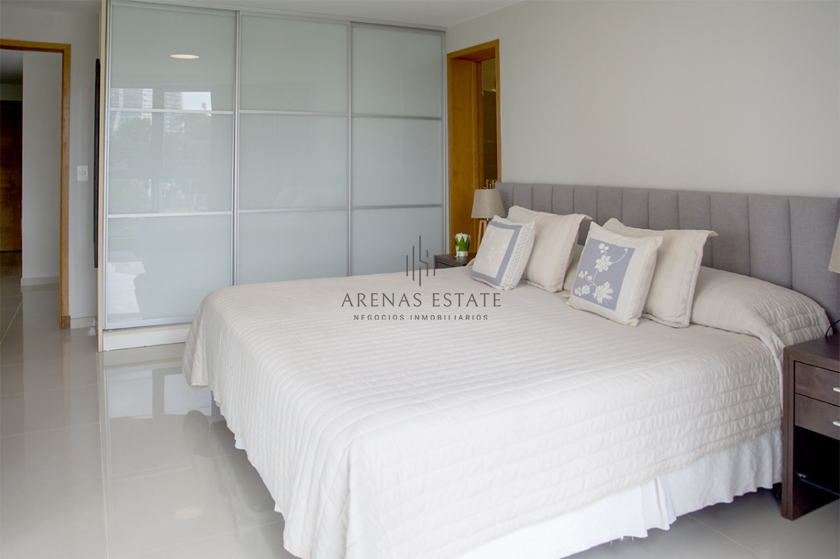 Apartamento ID.4370 - Apartamento de 3 Dormitorios en Playa Mansa en venta  - A Pasos del Mar