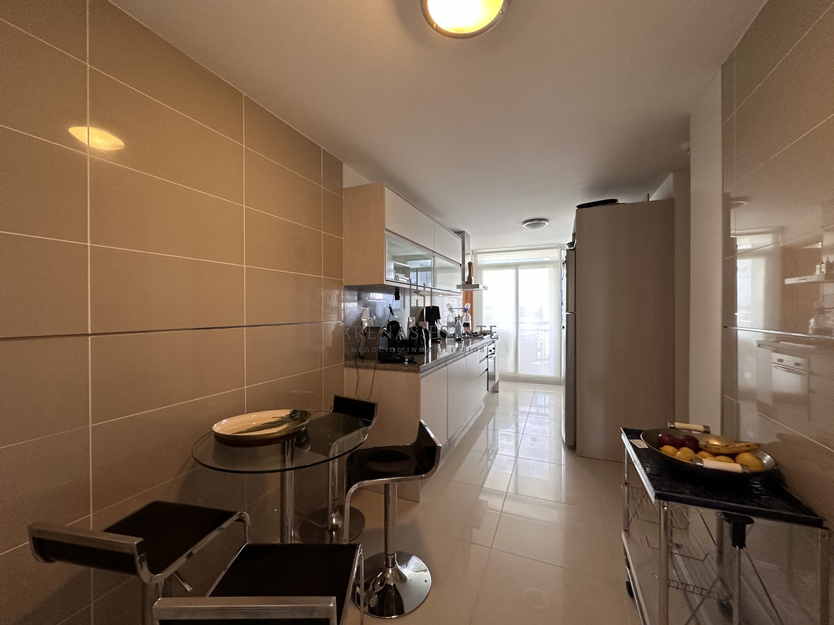 Apartamento ID.3489 - Vende Apartamento de 3 dormitorios en Sunrise Tower, Punta del Este 