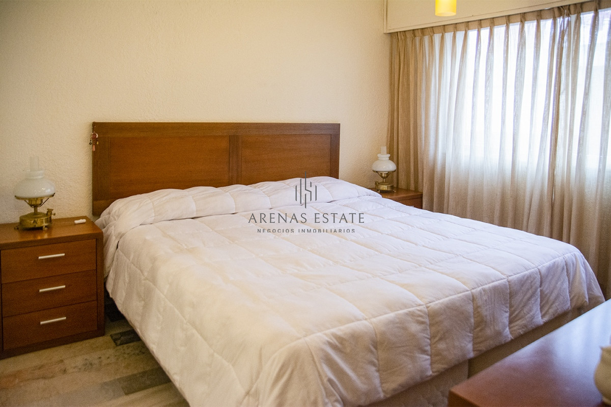 Apartamento ID.2533 - Departamento de 3 dormitorio con parrillero en venta , ultimo piso frente al mar, Punta del Este