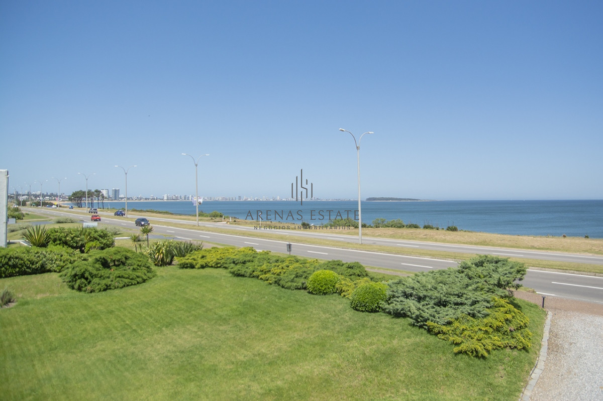 Apartamento ID.2044 - Apartamento en venta frente al mar, de 3 dormitorios en Punta del Este 