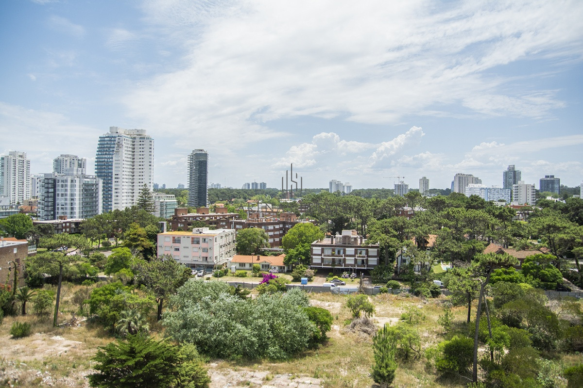 Apartamento ID.2210 - Vende apartamento de 2 dormitorios y medio en Chiverta, Reciclado completo. Punta del Este 