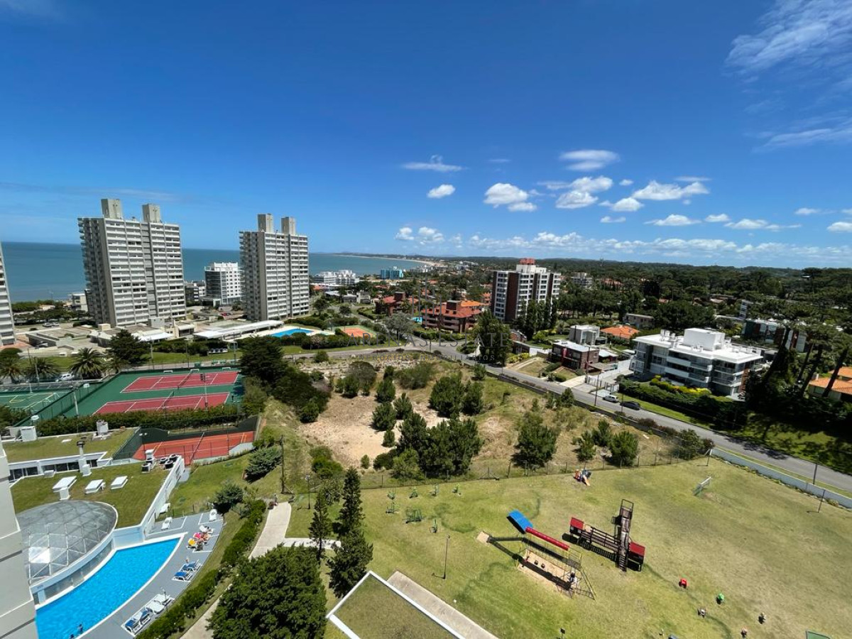 Apartamento ID.2272 - Vende apartamento de 4 dormitorios con 2 cocheras en Lincon Center, Playa Mansa, Punta del Este 